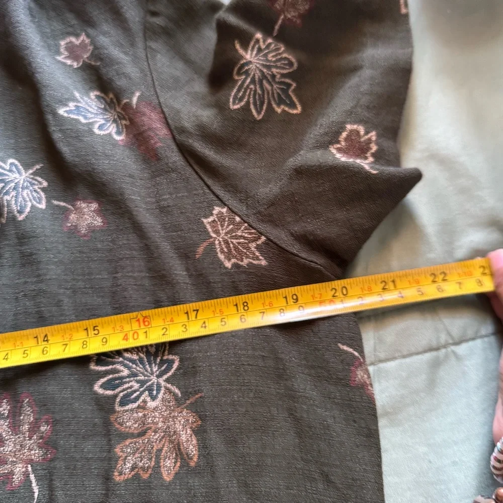Vintage fall leaves button up - Picture 4 of 5